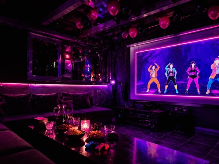 Где поиграть в Just Dance в СПб: приватный зал Кино Хауз с большим экраном и местом для танцев